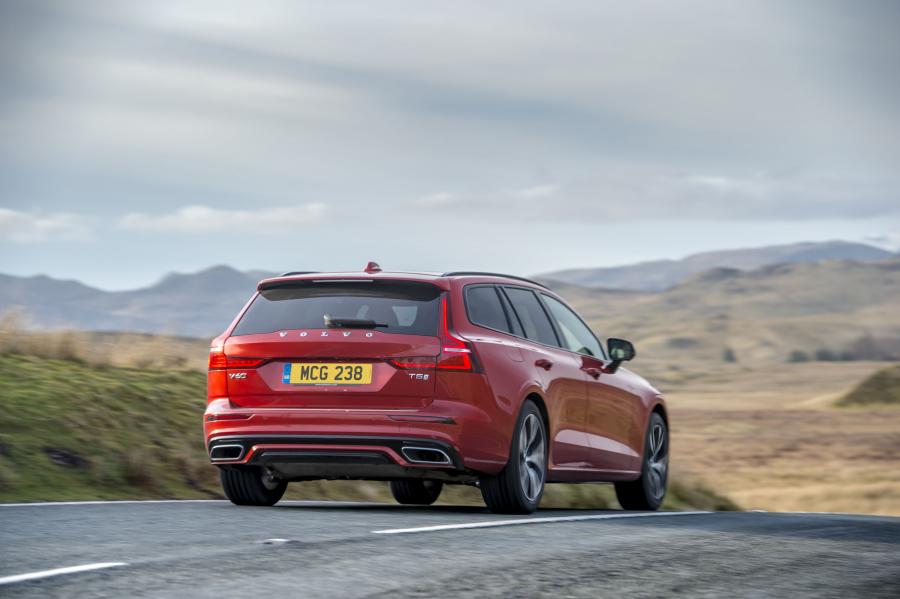  Volvo V60 T5 R-Design 2018 года  (UK) (фото 15 из 40)
